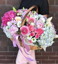 Композиция солнечный день в Камень-Рыболове Цветочная композиция из Розы, Хризантемы, Пионы и Лизиантусы в корзине в Камень-Рыболове