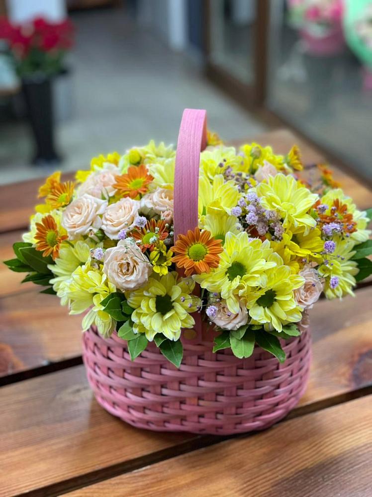 Цветочная композиция из Хризантемы и Розы в корзине в Камень-Рыболове