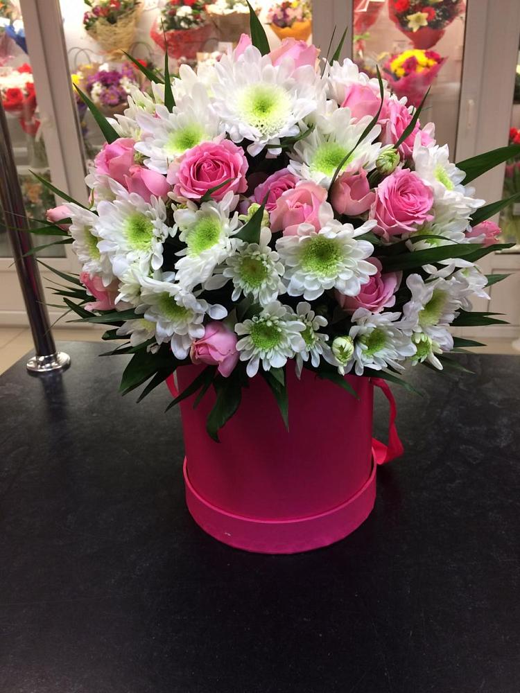 Цветочная композиция из Розы и Хризантемы в шляпной коробке в Камень-Рыболове