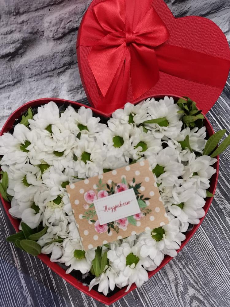 Цветочная композиция из Хризантемы в виде сердца в Камень-Рыболове