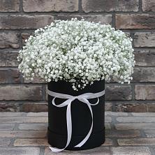 Цветочная композиция из Гипсофила в шляпной коробке в Камень-Рыболове