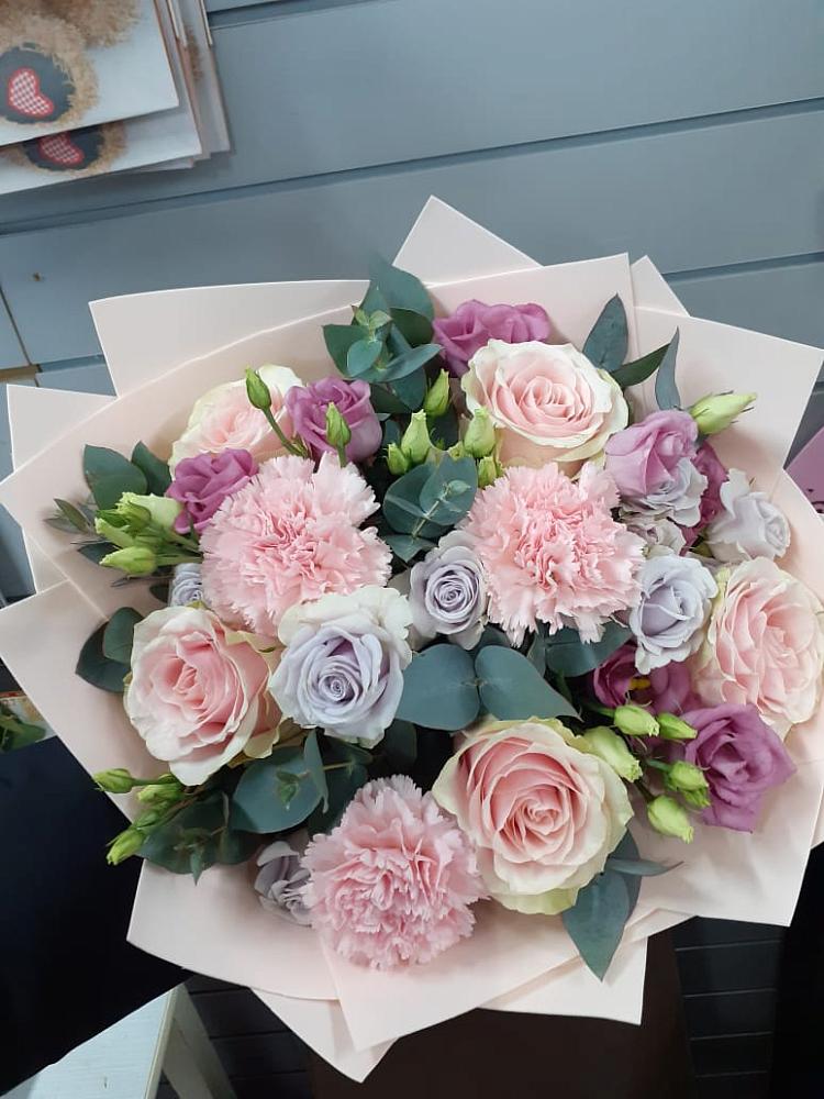 Букет цветов из: Розы, Гвоздики и Лизиантусы в Камень-Рыболове