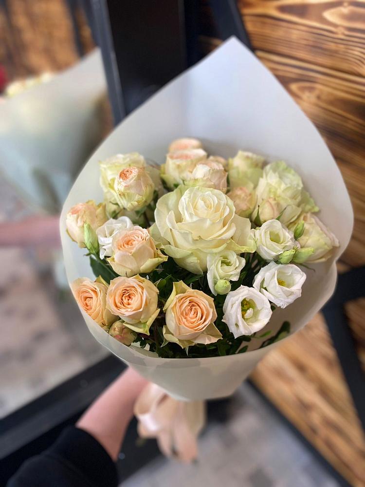 Букет цветов из: Розы и Лизиантусы в Камень-Рыболове